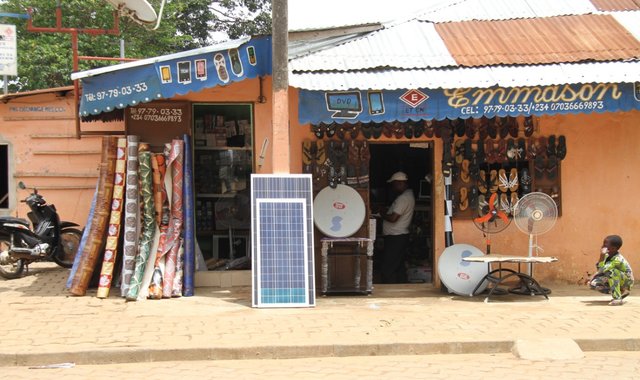PV-Anlagen zum Verkauf in der Stadt Ouidah in Benin. ©kd