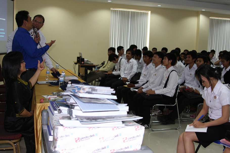 Studenten in Phnom Penh hören einen Vortrag über das Rote-Khmer-Tribunal. ©Foto: ECCC